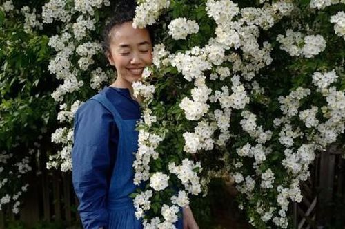 Cô gái trẻ cải tạo đất, mua giống hoa, biến sân nhà thành khu vườn đẹp lung linh