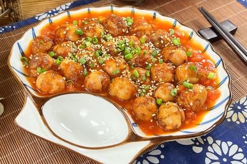 Bữa tối làm trứng cút sốt cà chua nóng hổi cho gia đình