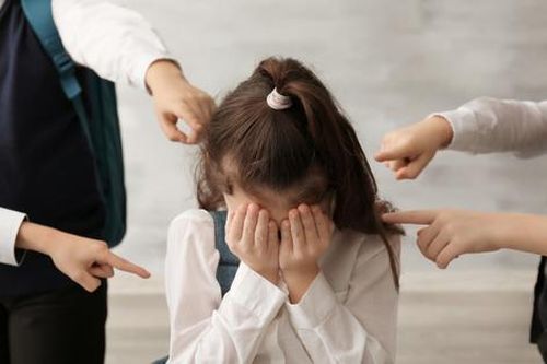Cha mẹ nên dạy thế nào khi con bị bắt nạt học đường?