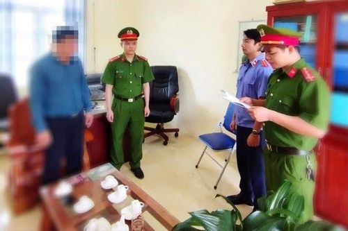Khởi tố, bắt tạm giam một hiệu trưởng ở Hòa Bình có hành vi dâm ô với học sinh