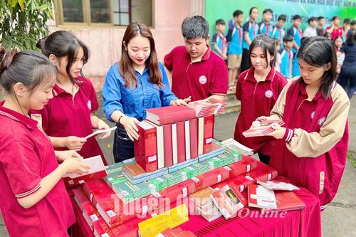 Gần 400 người tham gia triển lãm sách và Ngày hội đổi giấy, rác thải
