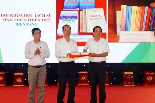 'Thư viện cổ' tại Huế tiếp nhận nhiều hiện vật sách, báo có giá trị lịch sử
