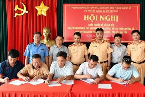 Doanh nghiệp vận tải ký cam kết không vi phạm Luật Giao thông