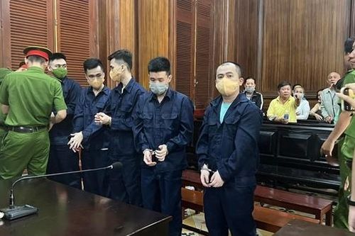 'Giúp bạn' đánh người, cả nhóm kéo nhau vào tù