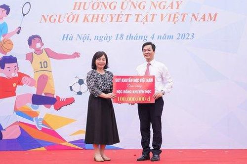 Quỹ Khuyến học Việt Nam trao 100 triệu đồng tặng Trường Phổ thông cơ sở Xã Đàn