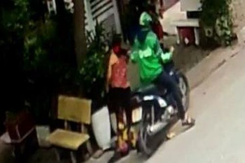 Công an truy nhanh kẻ nghiện ma túy mặc áo Grab giật dây chuyền của cụ bà