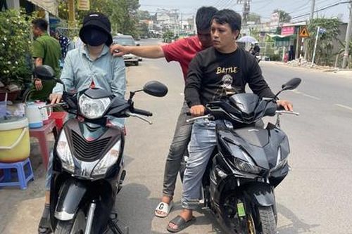 Cảnh sát dựng lại hiện trường 2 vụ cướp giật manh động do cặp đôi gây ra