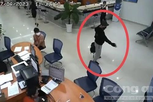 Clip các nữ nhân viên ngân hàng phụ giúp anh bảo vệ khống chế, trói tên cướp