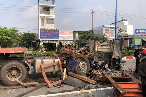 Bình Dương: Cuộn tôn hàng chục tấn đè nát cabin xe đầu kéo