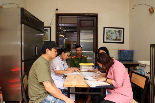 Tạm đình chỉ hoạt động nhà hàng cho khách ăn nước lẩu thừa