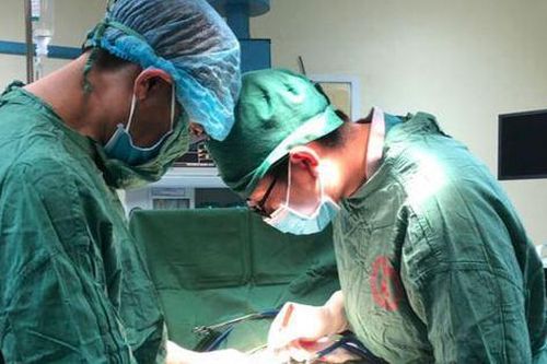 Tự ý tiêm thuốc giảm đau, người phụ nữ phải nhập viện với bàn tay sưng phù