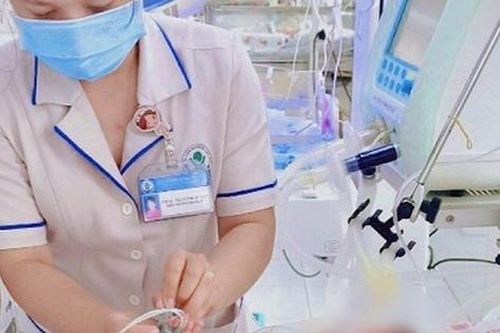 Nuôi thành công bé sinh non tuần thai thứ 27, nặng 900 gram