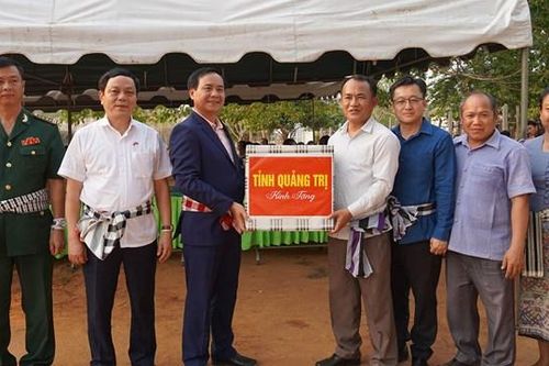 Nghĩa tình xuyên biên giới