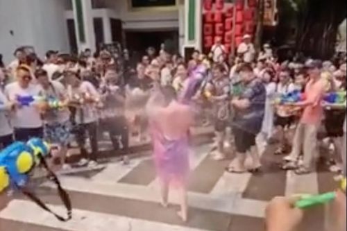 Cô gái bị nhóm đàn ông quấy rối trong lễ hội té nước ở Trung Quốc