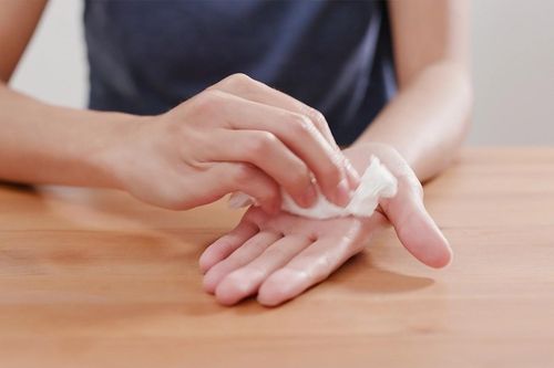 Bất tiện khi nách liên tục đổ mồ hôi và có mùi