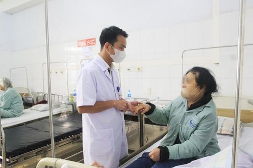 Căn bệnh khiến bàn tay người phụ nữ biến dạng như 'lưng lạc đà'