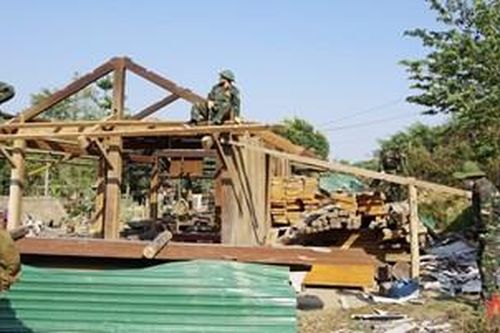 Bộ đội giúp bà con Cư San về nơi ở mới