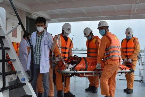 Cấp cứu thuyền viên Philippines gặp nạn trên biển