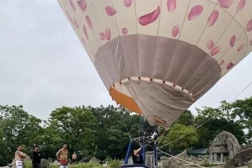 Vụ khinh khí cầu đáp xuống nghĩa trang tại Huế: Có 2 hành khách trên khinh khí cầu