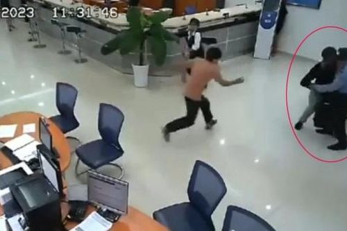 Bảo vệ, nhân viên, khách hàng phối hợp bắt tên cướp ngân hàng
