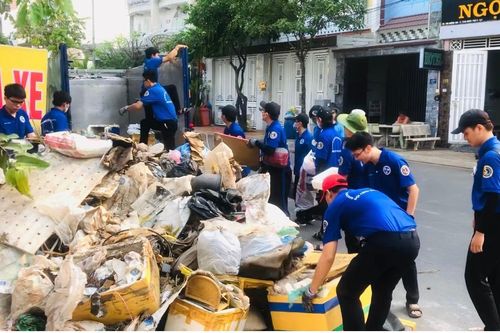 Sinh viên ĐH Giao thông Vận tải chung tay làm sạch môi trường