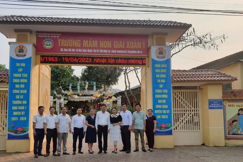 Sở GD&ĐT Nghệ An trao nhà đại đoàn kết, cổng trường cho xã khó