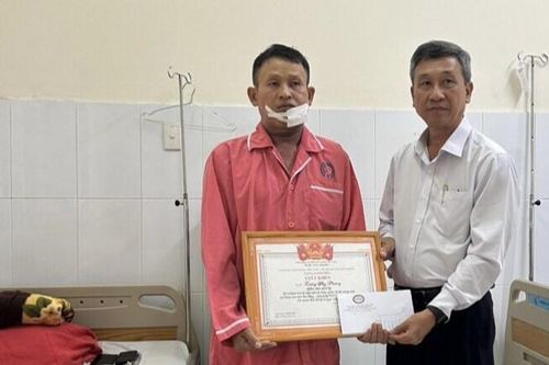 Ngân hàng Nhà nước khen thưởng cho bảo vệ bắt cướp có súng