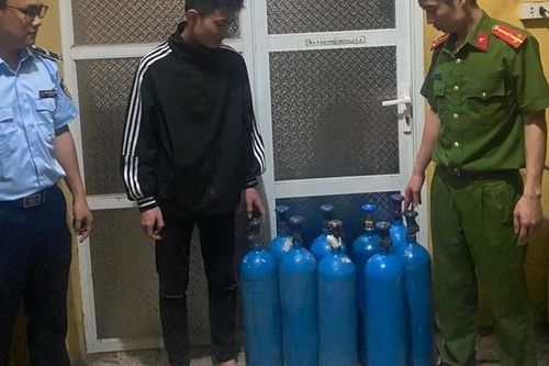 Hà Nội: Liên tiếp bắt giữ các trường hợp vận chuyển 'khí cười' trái phép