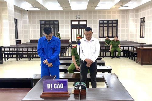 'Bắt tay' với cán bộ hải quan và thợ sửa điện lạnh để buôn lậu
