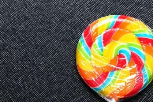Bé gái nuốt trọn cây kẹo mút vì giật mình