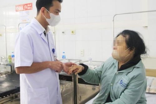 Người phụ nữ mang đôi tay biến dạng như 'lưng con lạc đà'