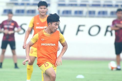 Cầu thủ U22 Việt Nam toát mồ hôi với buổi tập 'nhồi' thể lực