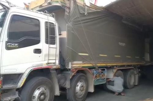 Tài xế lái ẩu, xe tải lớn kẹt cứng dưới cầu vượt
