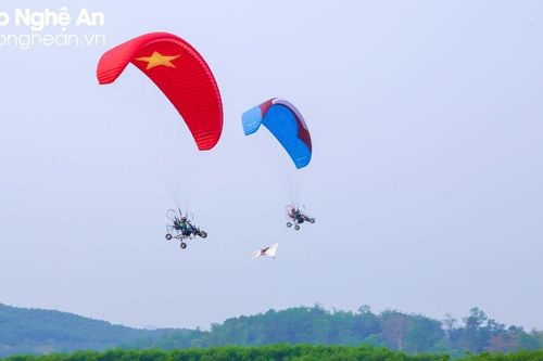 Biểu diễn dù lượn tại phố núi Quỳ Hợp
