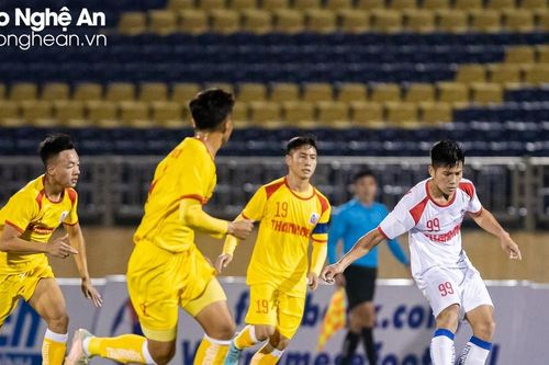 Cầu thủ của Sông Lam Nghệ An 'sốc' khi bị Bình Phước thanh lý hợp đồng