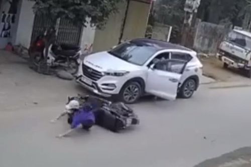 Mở cửa xe bất cẩn, tài xế ôtô gây tai nạn cho người đi xe máy
