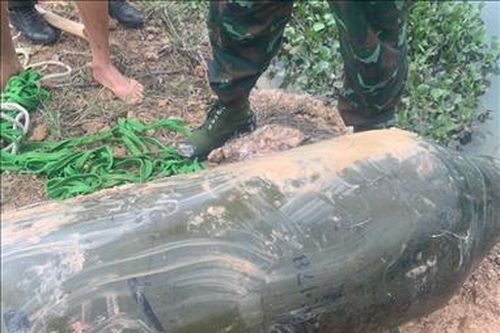 Bình Phước: Di dời an toàn quả bom nặng 300kg dưới hồ nước sâu
