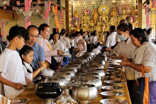 Campuchia dỡ bỏ quy định đeo khẩu trang và xét nghiệm nhanh COVID-19