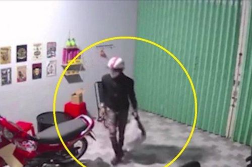 Camera ghi lại cảnh trộm lấy sạch tài sản trong tiệm tóc ở Bạc Liêu