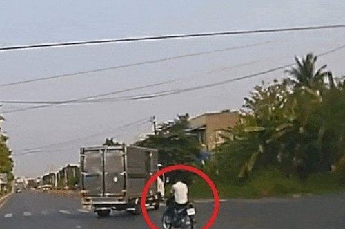 Clip: Thanh niên va bật gương xe tải, ôm mặt lăn lộn đau đớn