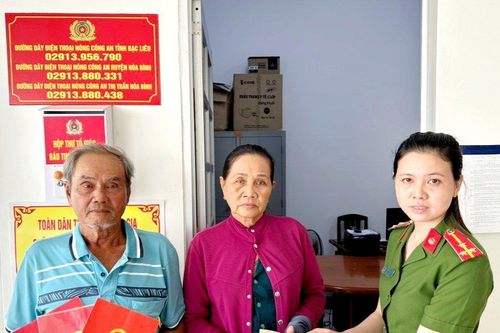 Nhặt được túi xách chứa tiền và vàng, tài xế xe buýt có hành động cực đẹp