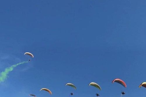 Nghệ An lần đầu tiên tổ chức biểu diễn dù lượn động cơ