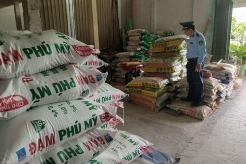Xử phạt cơ sở kinh doanh phân bón giả về giá trị sử dụng, công dụng