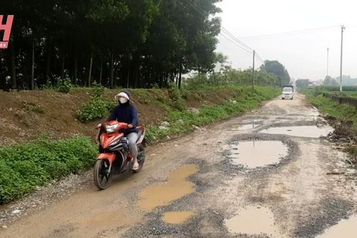 Đường liên xã Yên Tâm - Yên Phú xuống cấp nghiêm trọng
