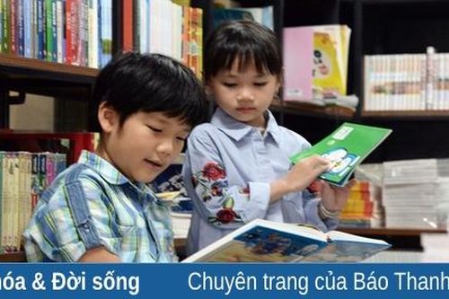 Cầm sách lên em nhé!
