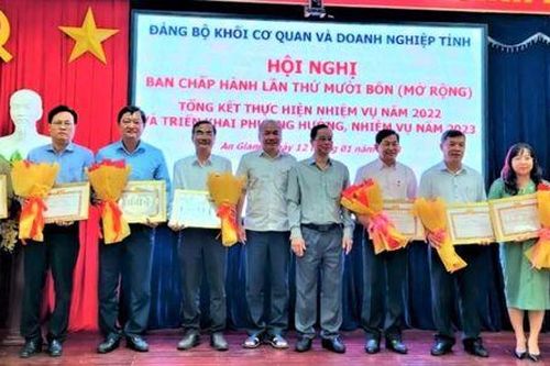 Nâng cao vai trò hạt nhân chính trị