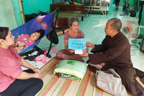 Chị Võ Thị Kiều tiếp tục được bạn đọc Báo Đồng Tháp trao hỗ trợ