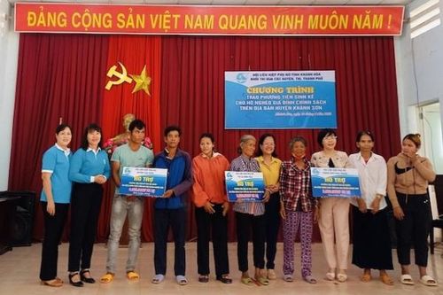 Trao phương tiện sinh kế cho các hộ nghèo thuộc diện chính sách
