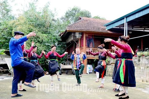 Cả đời say văn hóa Cao Lan