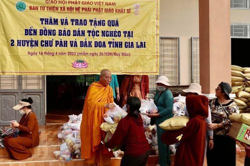 Ban Từ thiện xã hội Hệ phái Khất sĩ trao quà đến đồng bào vùng sâu, vùng xa tỉnh Gia Lai